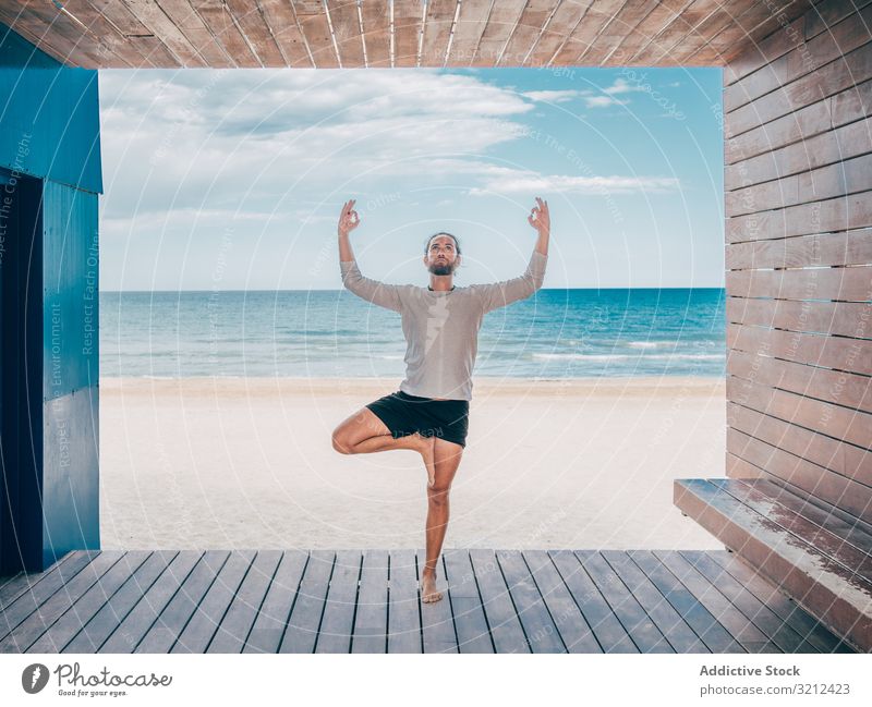 Mann beim Yoga am Strand ruhen Windstille Resort brutal Harmonie sich[Akk] entspannen Sommer Vollbart üben Hobby Asana Sport Urlaub strecken aktiv Sitzen