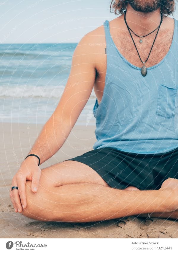 Mann trainiert Yoga am Strand ruhen Harmonie Asana Training Übung Meeresufer Energie Meditation Ausgeglichenheit Dehnung Zen sich[Akk] entspannen Gleichgewicht