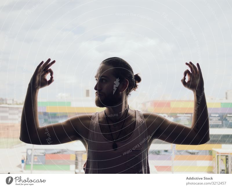 Mann macht Yoga-Übung am Fenster eingedenk Pose Meditation Windstille sich[Akk] entspannen Handreichung Energie Sport OK jung Gleichgewicht Harmonie männlich