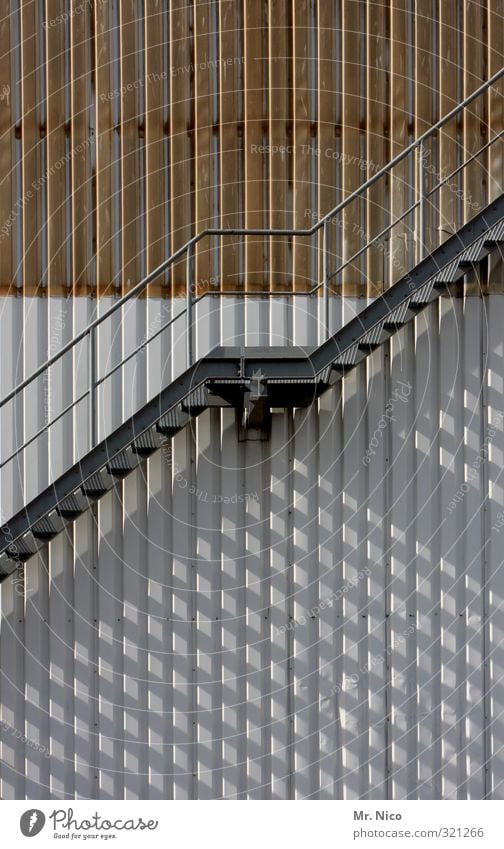 runter und rauf Industrieanlage Fabrik Bauwerk Gebäude Architektur Treppe Fassade Stahl hoch Treppengeländer Treppenabsatz aufwärts abwärts oben unten Metall