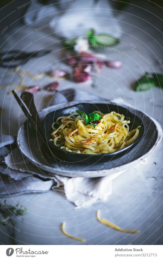 Köstliche Nudeln mit Grün und Gemüse Spätzle geschmackvoll Italienisch Lebensmittel Mahlzeit Speise lecker grün Basilikum Spaghetti gekocht Tisch Feinschmecker