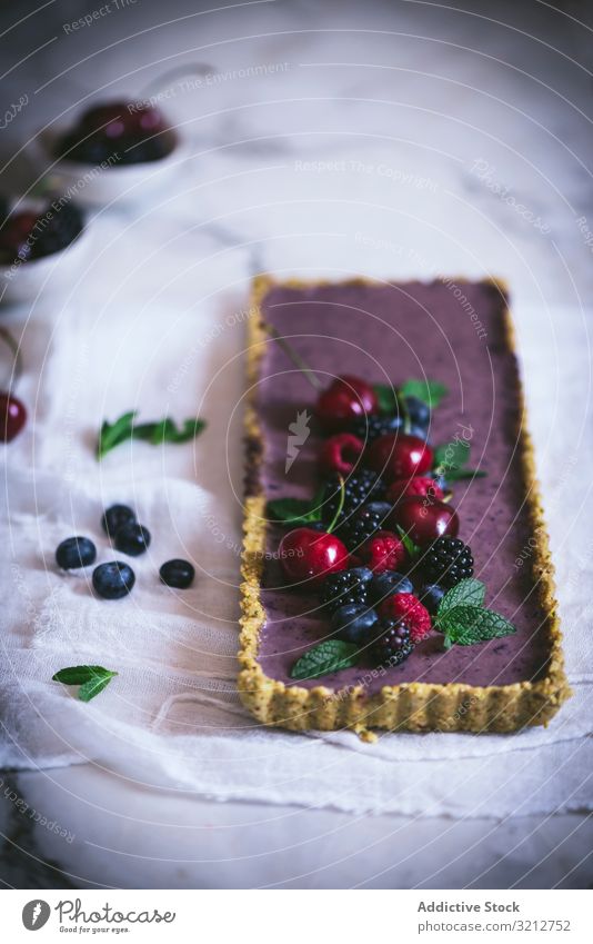 Frischer Blaubeer-Pistazien-Kuchen mit ganzen Beeren appetitlich geschmackvoll Kirsche Blaubeeren Himbeeren Brombeeren Dessert Lebensmittel selbstgemacht süß