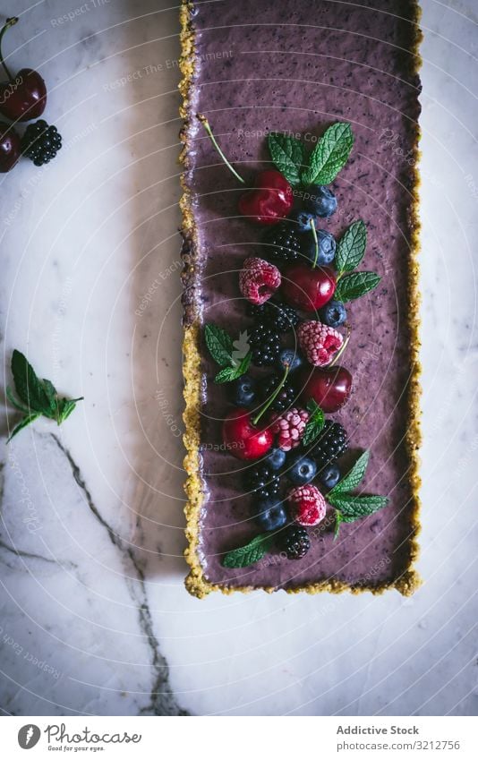 Frischer Blaubeer-Pistazien-Kuchen mit ganzen Beeren appetitlich geschmackvoll Kirsche Blaubeeren Himbeeren Brombeeren Dessert Lebensmittel selbstgemacht süß