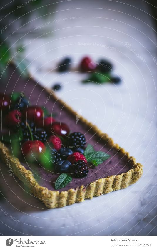 Frischer Blaubeer-Pistazien-Kuchen mit ganzen Beeren appetitlich geschmackvoll Kirsche Blaubeeren Himbeeren Brombeeren Dessert Lebensmittel selbstgemacht süß