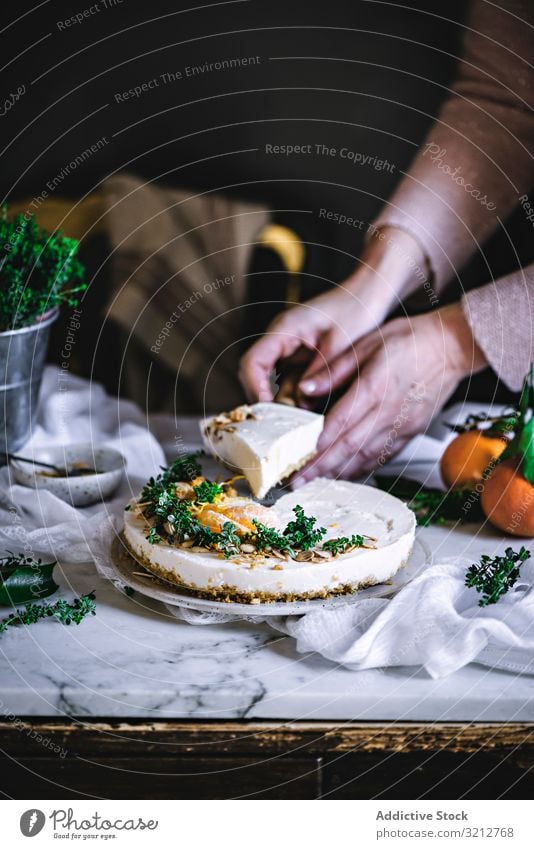 Kochen, Mandarinenkuchen schneiden und Stückchen nehmen Kuchen Bäckerei lecker geschmackvoll Dessert süß orange Feinschmecker Zitrusfrüchte fruchtig Keks frisch