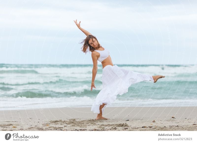 Schöne Frau tanzt am Meer Tanzen MEER Sand Ufer Freiheit Konzept Natur Wellen Wetter Bewegung Körperhaltung weiß Outfit Küste Strand Wasser sorgenfrei Dame