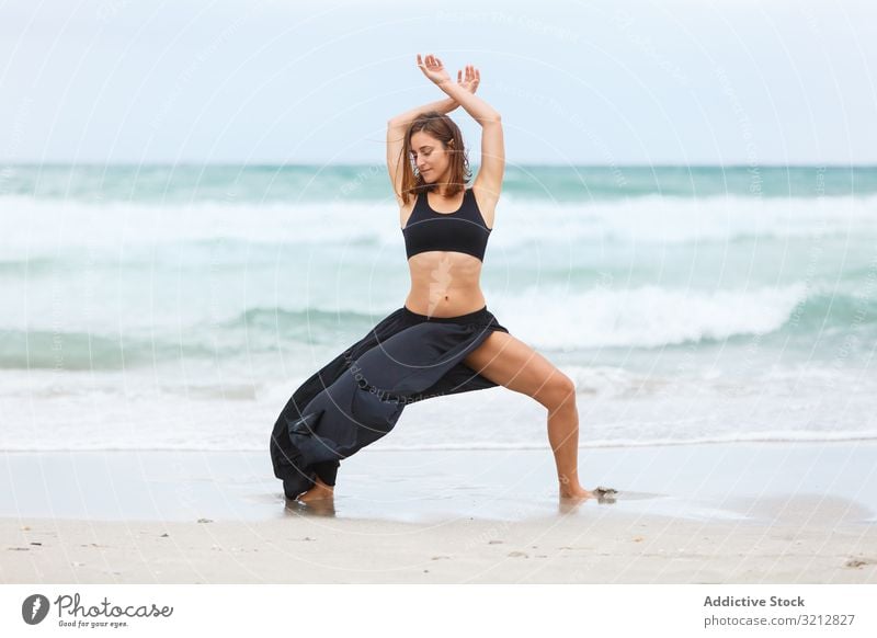 Schöne Frau tanzt am Meer Tanzen MEER Sand Ufer Freiheit Konzept Natur Wellen Wetter Bewegung Körperhaltung schwarz Outfit Küste Strand Wasser sorgenfrei Dame