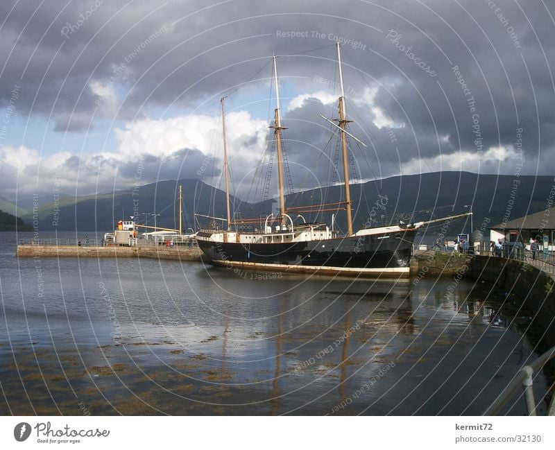 Ruhe vor dem Sturm Segelschiff Wasserfahrzeug dunkle Wolken See Meer Himmel Hafen Dreimaster bedrohlicher Himmel