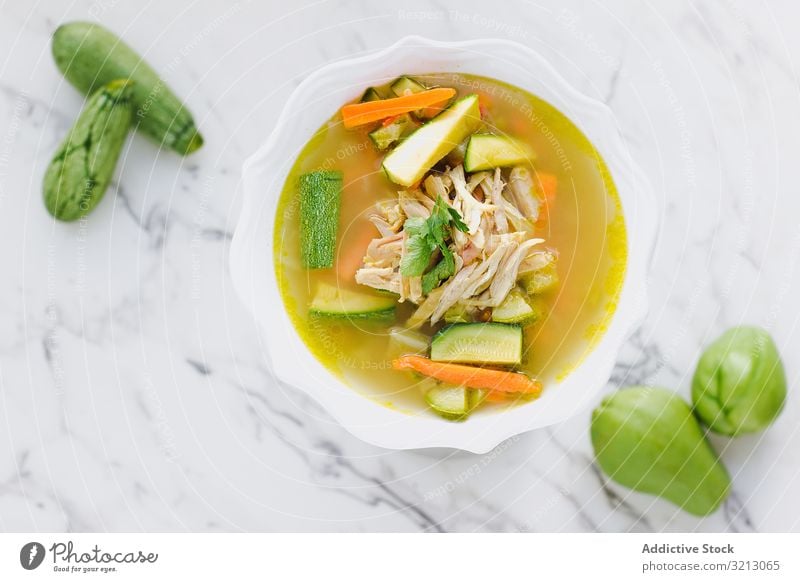 Servierte Hühnersuppe mit Karotten und Zucchini Schalen & Schüsseln Hähnchen Möhre Suppe lecker serviert Lebensmittel Mahlzeit Feinschmecker Küche Ernährung