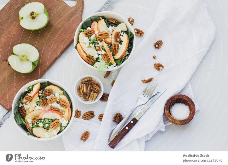 Servierter Apfelsalat mit Pekannuss lecker serviert Lebensmittel Mahlzeit Feinschmecker Küche Ernährung Abendessen Gewürz Frucht Veganer Vegetarier Teller