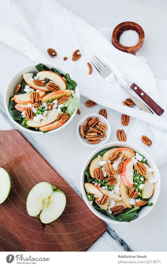 Servierter Apfelsalat mit Pekannuss lecker serviert Lebensmittel Mahlzeit Feinschmecker Küche Ernährung Abendessen Gewürz Frucht Veganer Vegetarier Teller