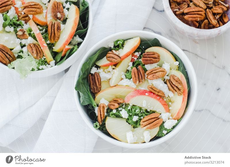 Servierter Apfelsalat mit Pekannuss lecker serviert Lebensmittel Mahlzeit Feinschmecker Küche Ernährung Abendessen Gewürz Frucht Veganer Vegetarier Teller