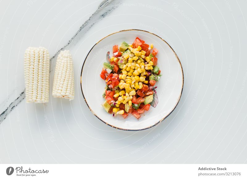 Servierte Mais-Tomaten und Zucchini lecker serviert Lebensmittel Mahlzeit Feinschmecker Küche Ernährung Abendessen Gewürz geschnitten Gemüse Veganer Vegetarier