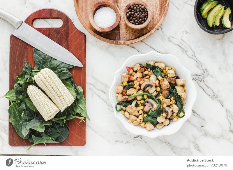 Serviertes Hühnerfleisch mit Maispilzen und Grünzeug Hähnchen Pilz lecker serviert Lebensmittel Mahlzeit Feinschmecker Küche Ernährung Abendessen Fleisch Gewürz