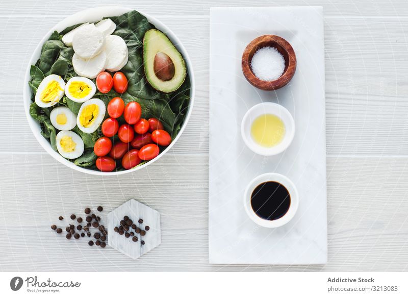 Spinatsalat mit Eiern, Avocadotomaten und Mozzarella-Käse Spargel Tomate Walnussholz Grün lecker serviert Lebensmittel Mahlzeit Feinschmecker Küche Ernährung