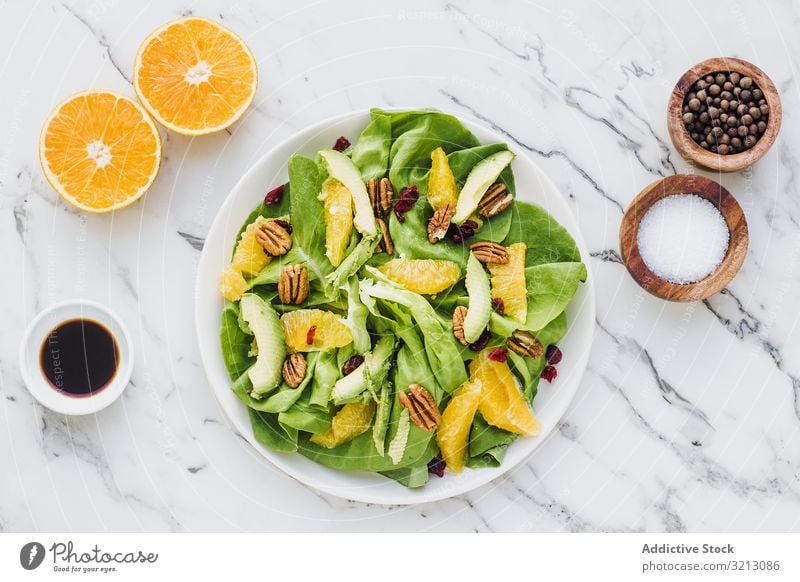 Serviert mit Avocado und Orange mit Pekannuss lecker serviert orange Lebensmittel Mahlzeit Feinschmecker Küche Ernährung Abendessen Frucht Veganer Vegetarier