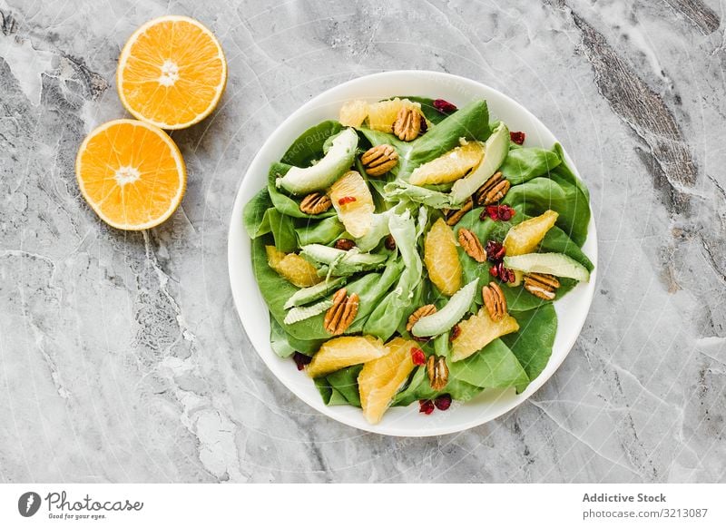 Serviert mit Avocado und Orange mit Pekannuss lecker serviert orange Lebensmittel Mahlzeit Feinschmecker Küche Ernährung Abendessen Frucht Veganer Vegetarier