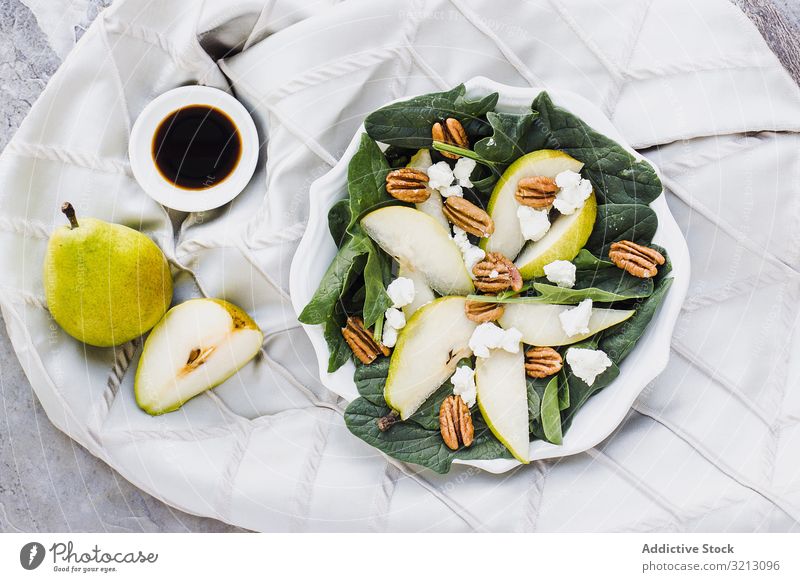 Servierte Birnen mit Pekannuss und Sojasauce lecker serviert Lebensmittel Mahlzeit Feinschmecker Küche Ernährung Abendessen Gewürz Frucht Veganer Vegetarier