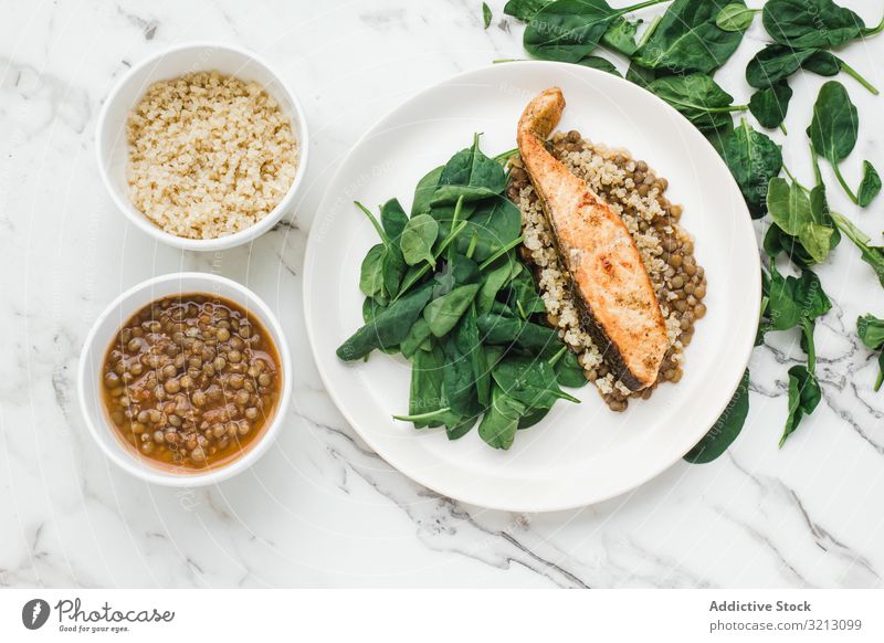 Serviert Lachssteak mit Bohnen und Couscous Steak Spinat Grün geschmackvoll lecker serviert Lebensmittel Mahlzeit Feinschmecker Ernährung Abendessen Gewürz