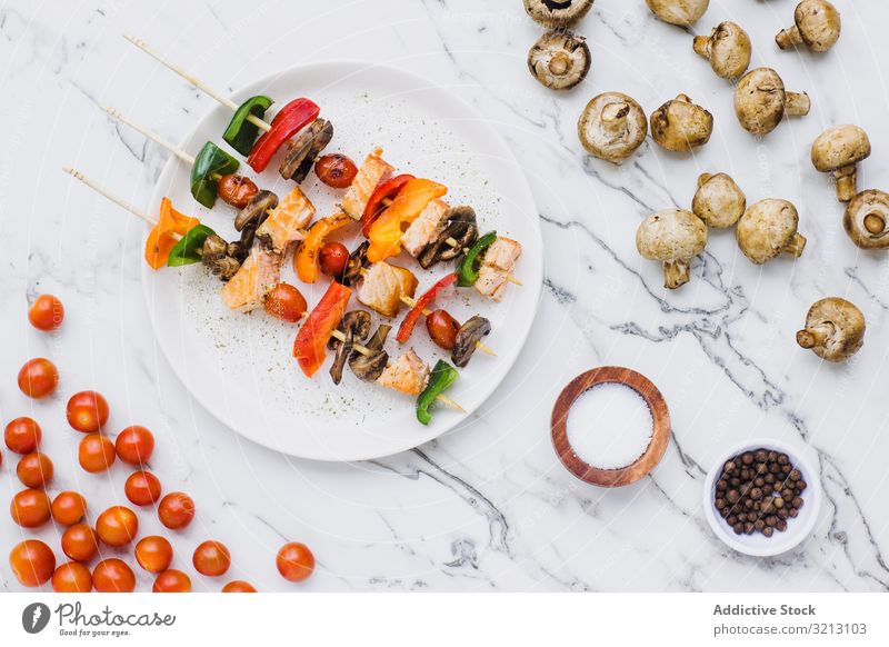 Servierte Lachs-Kirschtomaten, Champignons und Paprika Pilz Spieß lecker serviert Lebensmittel Mahlzeit Feinschmecker Küche Ernährung Fisch Abendessen Gewürz