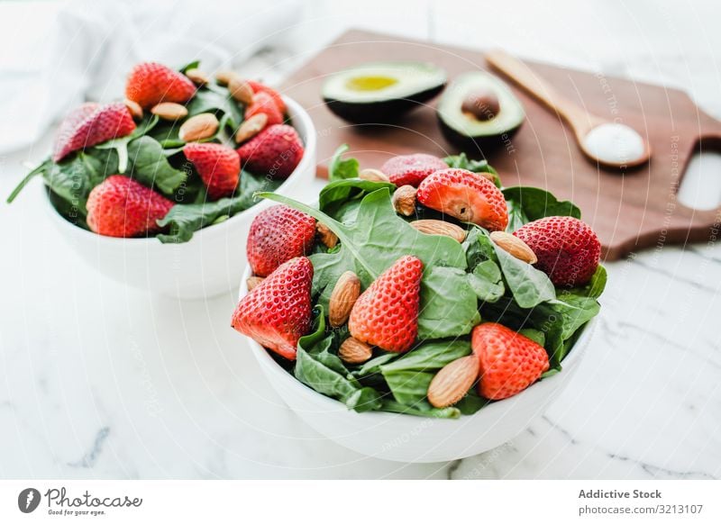 Erdbeere mit Mandel und Grün Erdbeeren Avocado lecker serviert Lebensmittel Mahlzeit Feinschmecker Küche Ernährung Abendessen Gewürz Gemüse Veganer Vegetarier