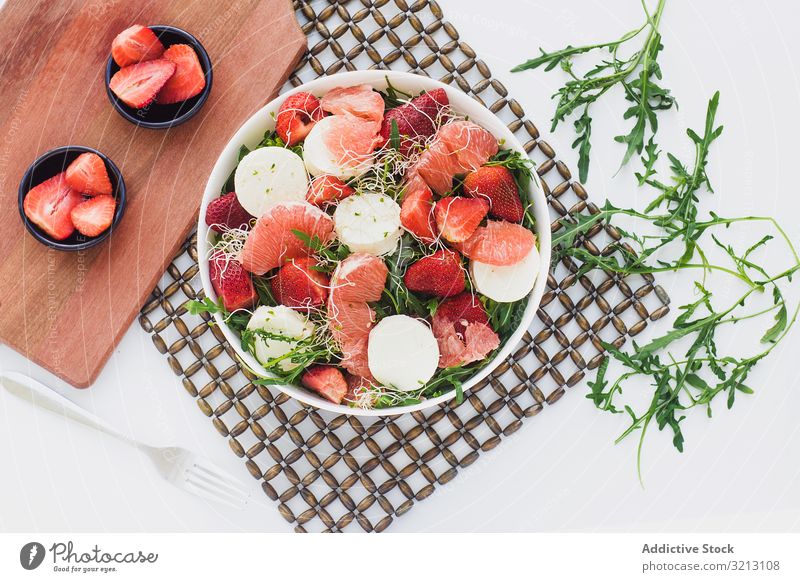 Erdbeer-, Grapefruit- und Rucolasalat auf Schüssel Erdbeeren Mandel Grün Avocado lecker serviert Lebensmittel Mahlzeit Feinschmecker Küche Ernährung Abendessen