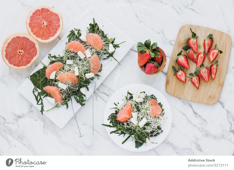 Erdbeer-, Grapefruit- und Rucolasalat auf Schüssel Erdbeeren Mandel Grün Avocado lecker serviert Lebensmittel Mahlzeit Feinschmecker Küche Ernährung Abendessen