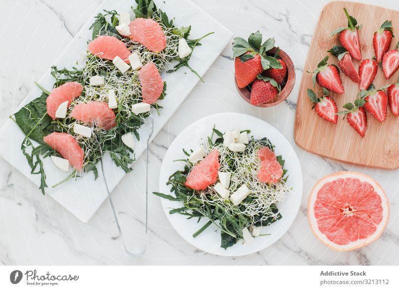 Erdbeer-, Grapefruit- und Rucolasalat auf Schüssel Erdbeeren Mandel Grün Avocado lecker serviert Lebensmittel Mahlzeit Feinschmecker Küche Ernährung Abendessen