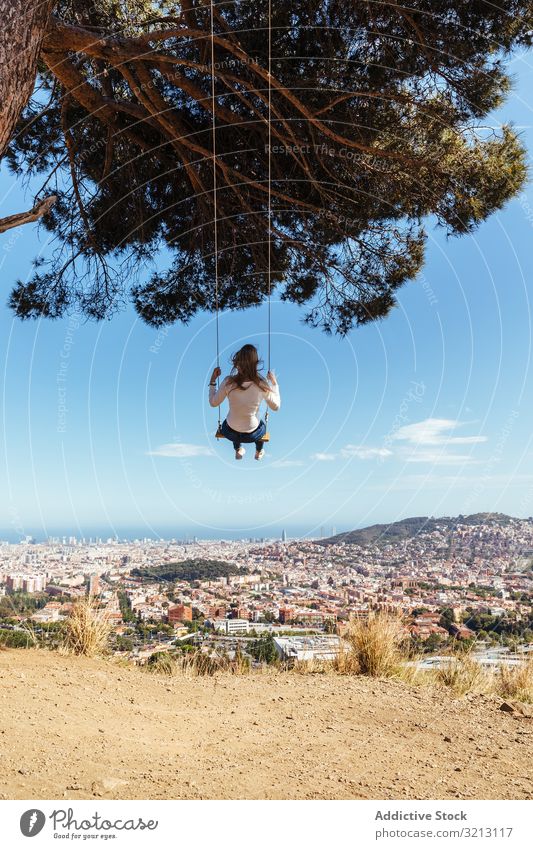 Junges Mädchen schwingt sich über die Stadt pendeln Großstadt Glück Hintergrund jung Frau swinging Menschen Sommer Konzept Person Freizeit Stadtbild vorbei Mode