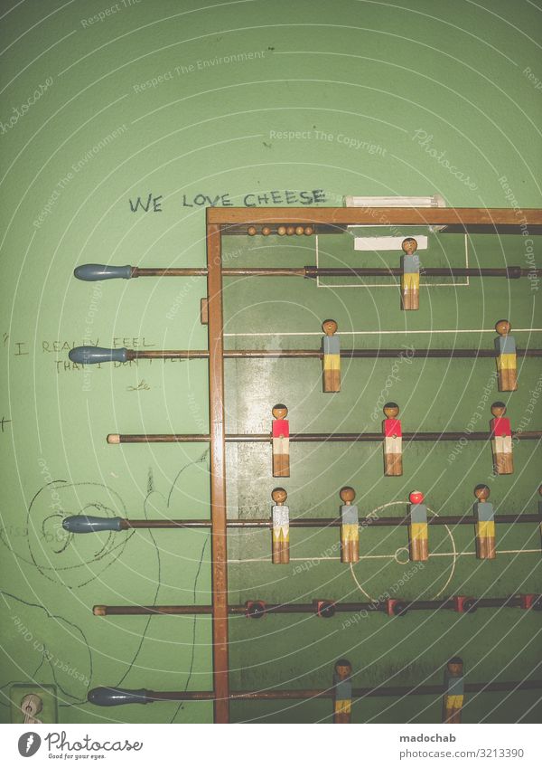 Trashiger Tischfussball an der Wand einer Studenten-WG Sport Sportmannschaft Fußball Zeichen Schriftzeichen Graffiti kaputt sportlich trashig trist Tischfußball