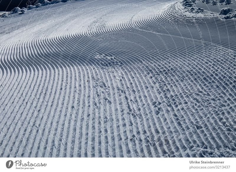 Rillen einer frisch gespurten Langlaufloipe im Neuschnee Ferien & Urlaub & Reisen Winter Schnee Winterurlaub Berge u. Gebirge Sport Wintersport Skifahren