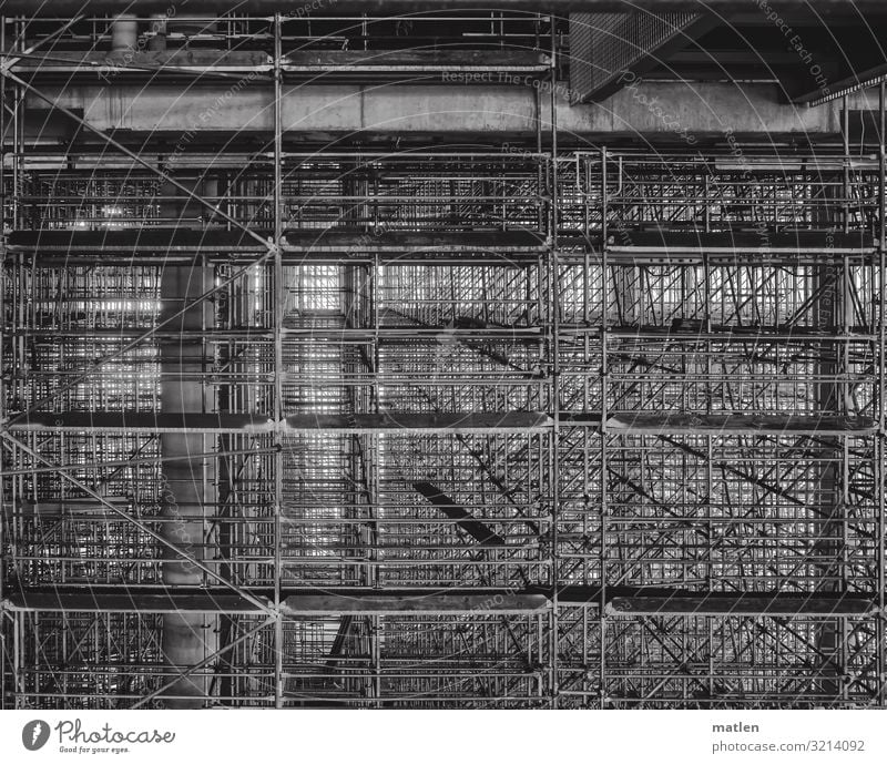 Geruestet Menschenleer Hochhaus Bauwerk Gebäude eckig gigantisch Gerüst Träger Röhren Holzbrett Ordnung durcheinander Schwarzweißfoto Detailaufnahme Muster