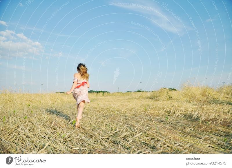 mädchen von hinten auf einem getreideacker im sommer Kind Mädchen feminin Freiheit Spielen Freude Gute Laune sommerlich Sommer Kleid Haare & Frisuren Himmel