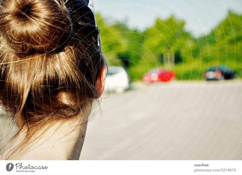 nacken und dutt Kopf Hinterkopf Haare & Frisuren Dutt Nacken Hals Mädchen Kind Teenager Straße Stadt PKW Baum Sommer schöner Tag Schwache Tiefenschärfe