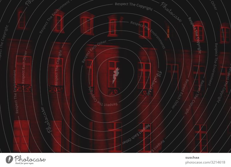geisterhaus Fassade Nachtaufnahme rotes Licht Wand Fenster dunkel Rotlicht diffus Gardine Vorhang Stadt Gebäude Häusliches Leben abstrakt erleuchten Streifen