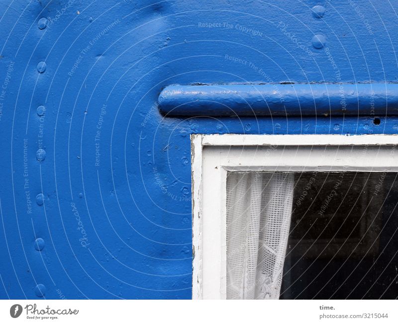 maritimes Zuhause hausboot bootswand netall fenster gardine blau weiß nieten delle heimat wohnen zuhause oberfläche struktur fensterrahmen vorhang