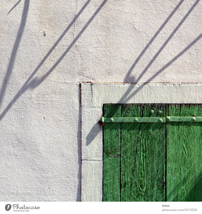 Schattenspielhaus verbindung fassade fenster fensterrahmen skurril diagonal Lichterscheinung lichteffekt optische täuschung lichtspiel schatten linien sonnig