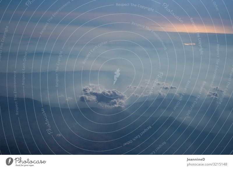 über den Wolken Luft Himmel nur Himmel Horizont Sonnenaufgang Sonnenuntergang Luftverkehr beobachten fliegen Blick Freiheit Gefühle Aussicht