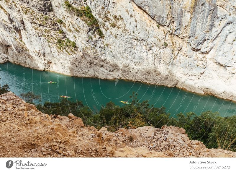 Menschen, die einen Fluss mit dem Kajak überqueren Wasser Lifestyle Sport Kajakfahren reisen Landschaft Erholung Aktivität Boot Sommer Rudern Natur Tourismus