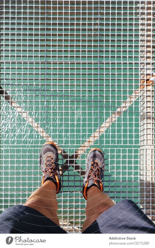 In einer Brücke stehende Männerbeine Überfahrt Mann Berge u. Gebirge Suspension Natur Person Beine Draufsicht reisen Landschaft im Freien Abenteuer Spaziergang