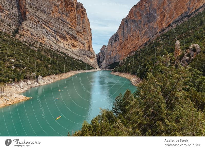 Menschen, die einen Fluss mit dem Kajak überqueren Wasser Lifestyle Sport Kajakfahren reisen Landschaft Erholung Aktivität Boot Sommer Rudern Natur Tourismus