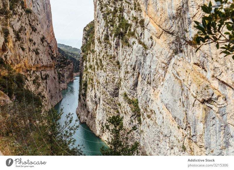 Menschen, die einen Fluss mit dem Kajak überqueren Wasser Lifestyle Sport Kajakfahren reisen Landschaft Erholung Aktivität Boot Sommer Rudern Natur Tourismus