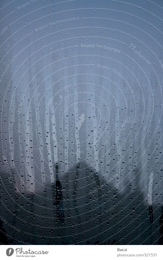 zur schönen Maienzeit Haus Wetter schlechtes Wetter Regen Fenster trist blau Stimmung Fensterscheibe Wassertropfen beschlagen Kondenswasser Dach Fensterblick