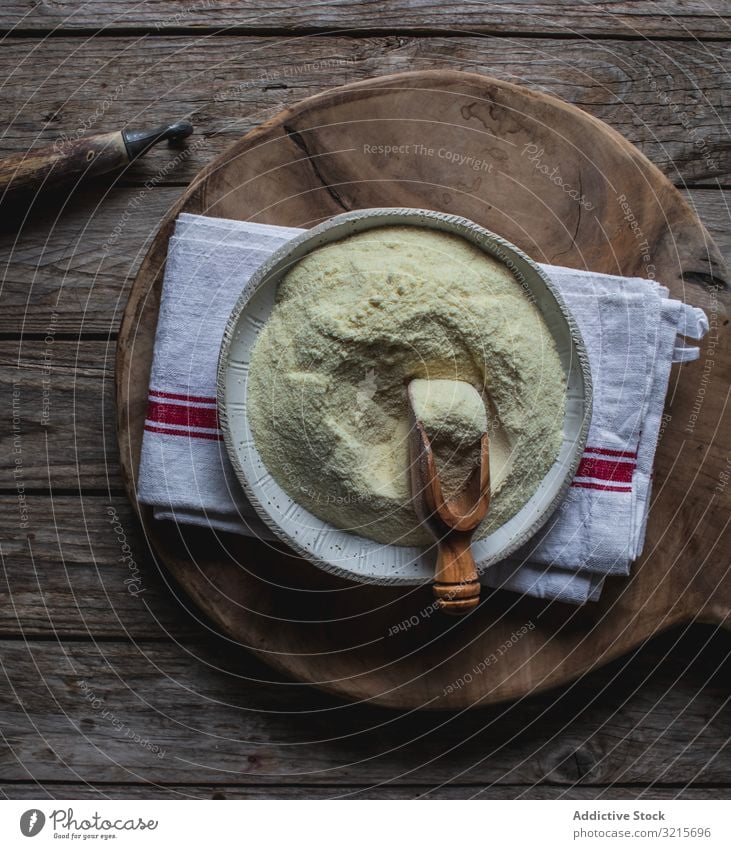 Von oben Backform mit Maismehl Mehl Schneebesen Draht Weizen Buchweizen Essen zubereiten backen Vorbereitung Kuchen Bestandteil kulinarisch Speise