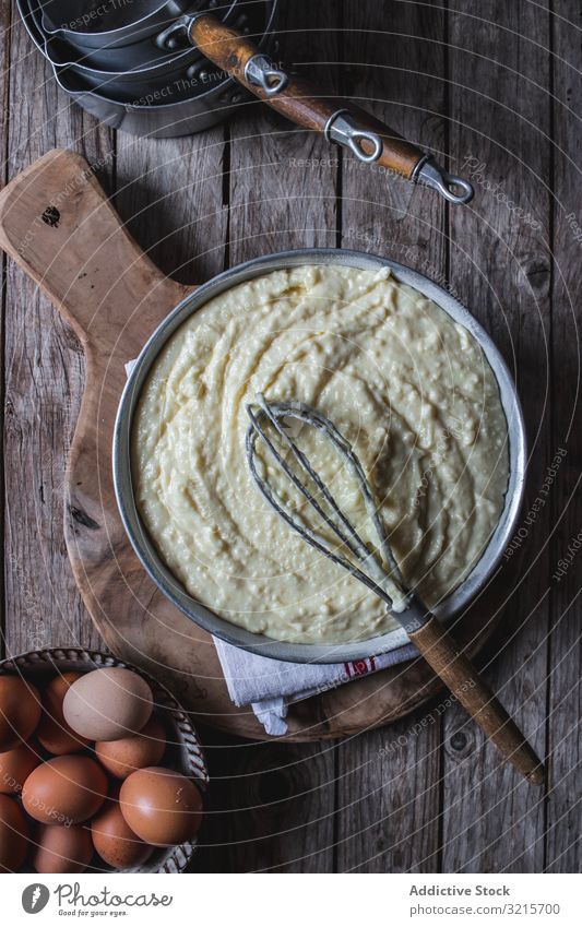 Von oben Backform mit Teig Teigwaren Ei Schneebesen Draht Essen zubereiten backen Vorbereitung Lebensmittel Kuchen Pasteten Dessert Bestandteil kulinarisch