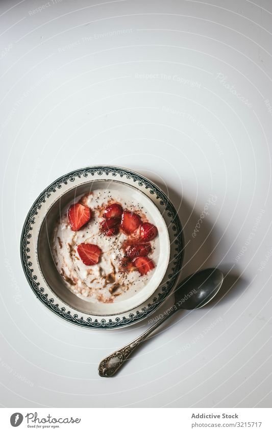 Porridge mit Erdbeeren Haferflocken Frühstück Chia Samen Lebensmittel lecker Gesundheit organisch Essen Diät Bestandteil kulinarisch geschmackvoll gekocht