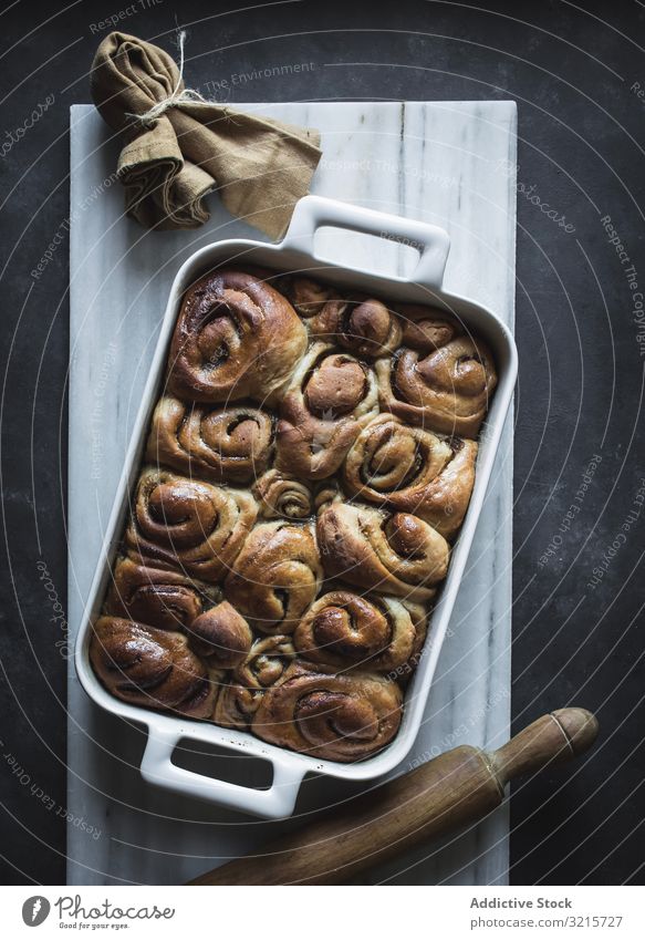 Backform mit Zimtbrötchen rollen Brötchen Nudelholz backen Speise Tablett Essen zubereiten Lebensmittel Dessert süß lecker frisch selbstgemacht kulinarisch