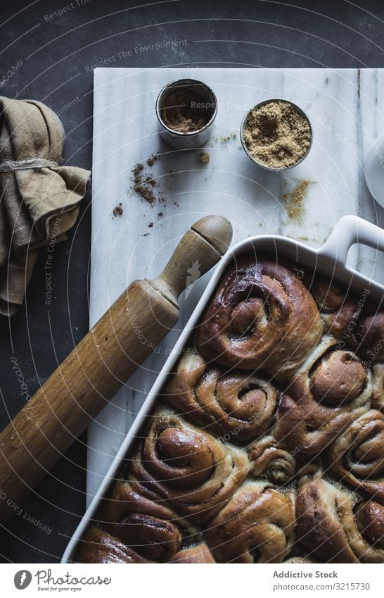 Backform mit Zimtbrötchen rollen Brötchen Nudelholz backen Speise Tablett Essen zubereiten Lebensmittel Dessert süß lecker frisch selbstgemacht kulinarisch