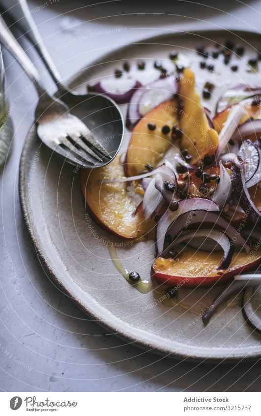 Salat mit Nektarinen und knusprigen Linsen Salatbeilage Pfirsich Zwiebel Scheibe rot Paprika schwarz Lebensmittel Vegetarier lecker Gesundheit frisch