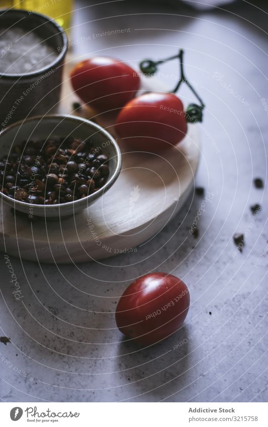 Gemischte Zutaten auf Holzbrettchen Salatbeilage Pfirsich Zwiebel Tomate Kirsche Käse Paprika Scheibe Salz rot schwarz Lebensmittel Gewürz Vegetarier lecker